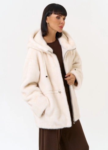 Женская светлая куртка из эко меха с капюшоном