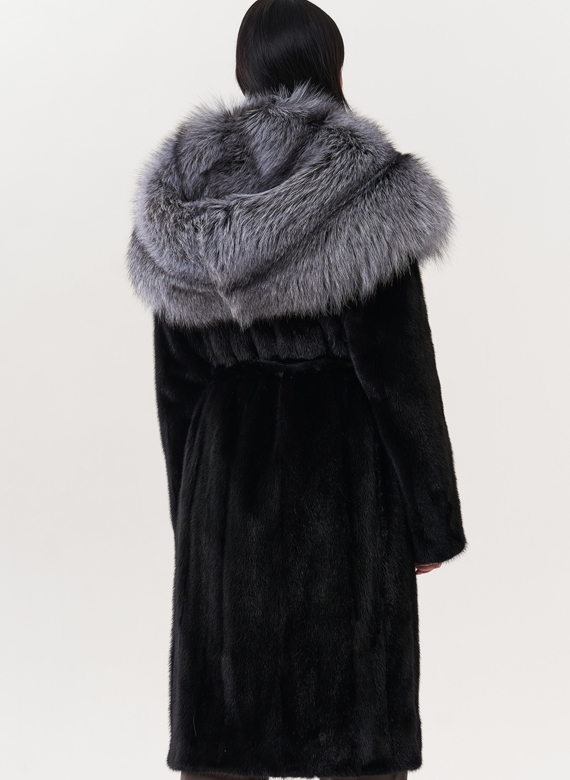 Норковая шуба черного цвета с капюшоном из чернобурки