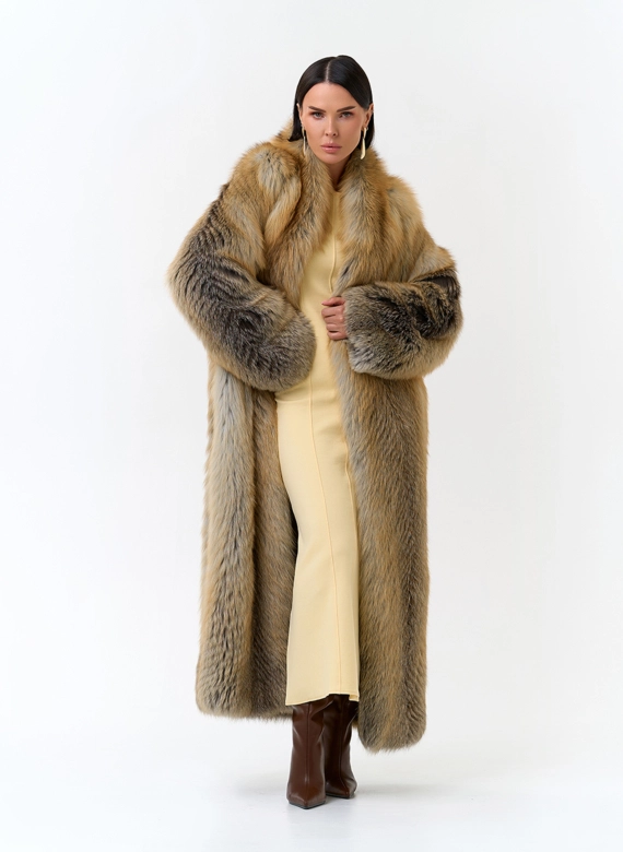 Длинная шуба из меха лисы