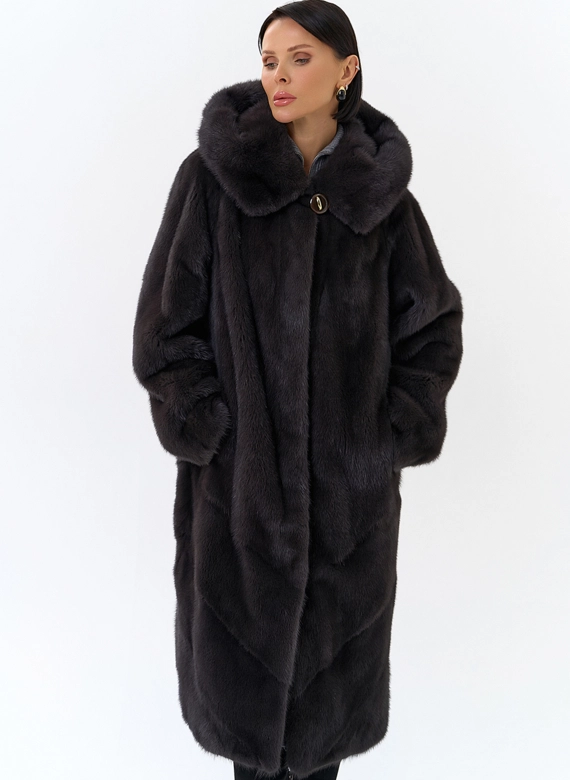 Женская шуба из норки силуэта баллон с капюшоном