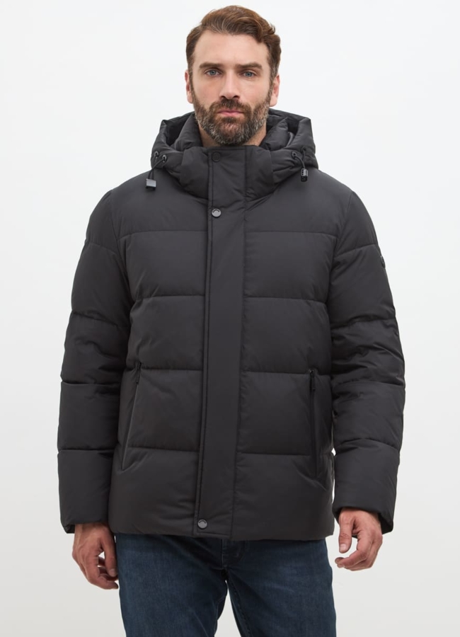 Мужской пуховик черного цвета  модель № 32033 меха малина