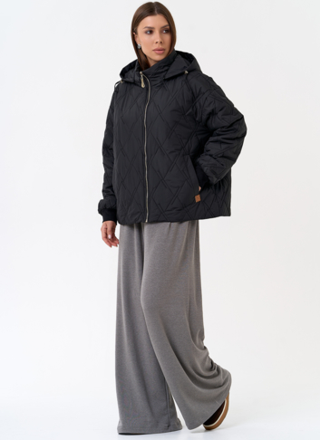 Женская куртка с капюшоном в черном цвете