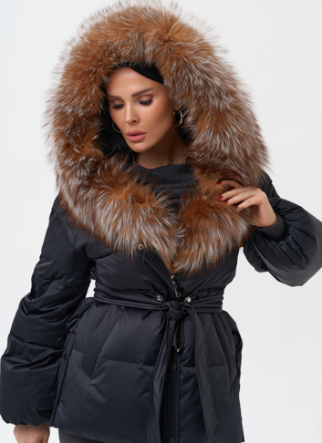 Женский пуховик с отделкой из меха лисы