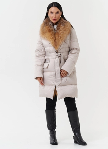 Женский пуховик с отделкой из меха лисы