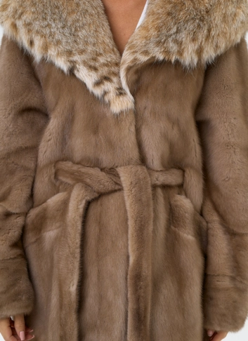 Женская шуба из меха норки с капюшоном из меха рыси фото