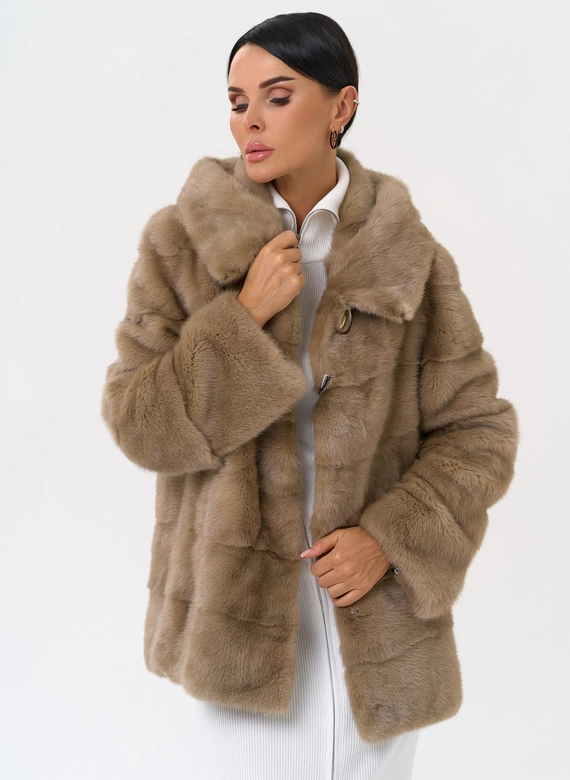 Короткая шуба с капюшоном