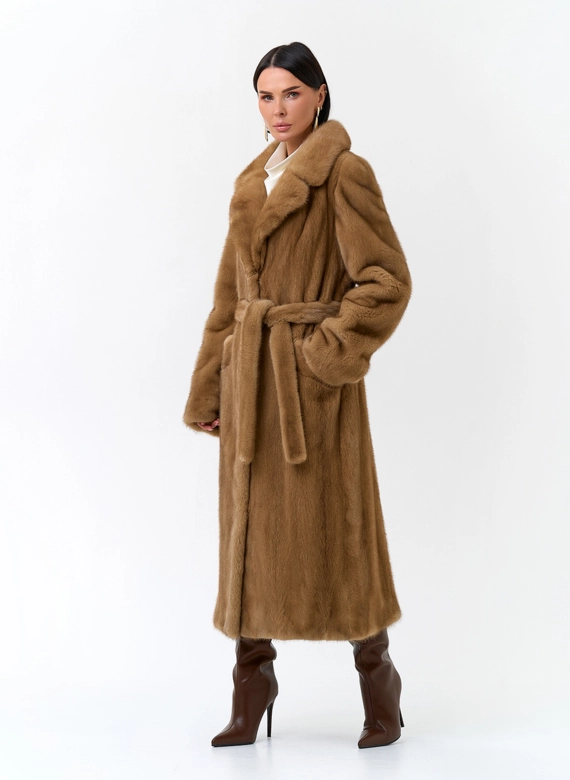Шуба из меха норки в цвете золото